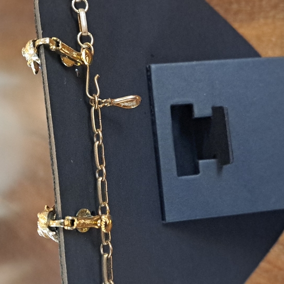 Vintage  1960s Coro Egyptian Revival Collar and Matching Clip on Earrings - Picture 2 of 11